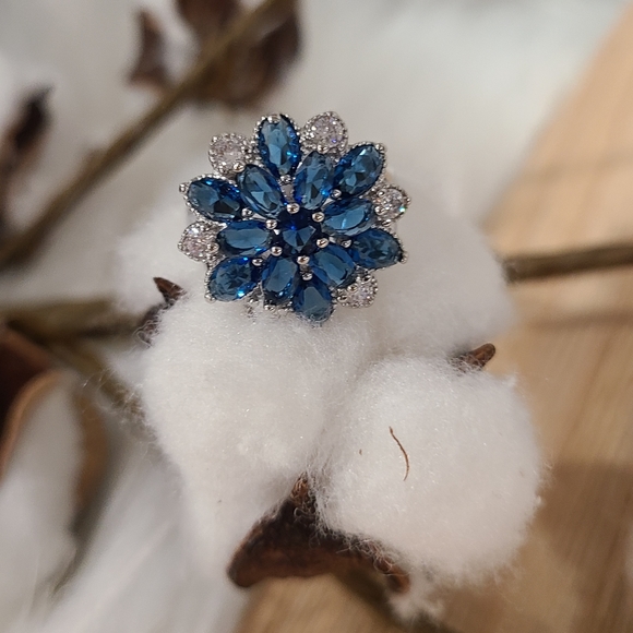 💙💙NEW💙💙 GORGEOUS!! Blue and Clear CZ\'S Ring in SILVER Plating